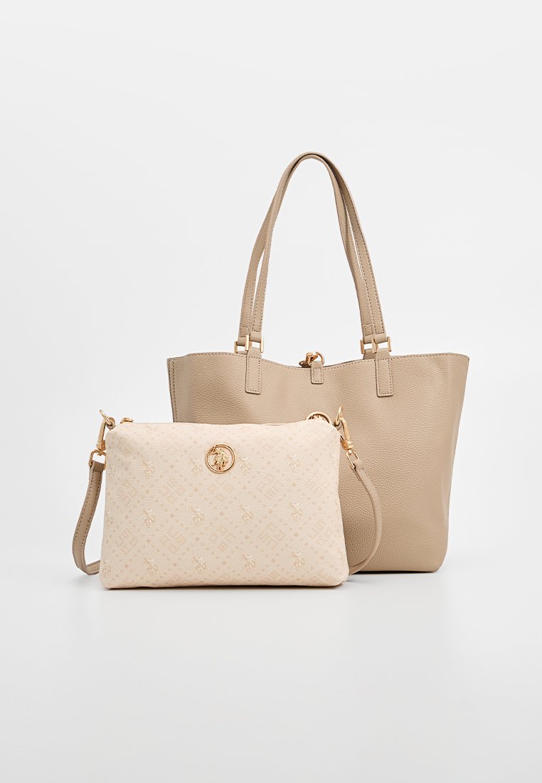 Sac fourre-tout en cuir beige avec doubles poignées, associé à un sac bandoulière crème avec un design à motifs et des garnitures dorées.