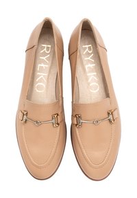 Beige nahka loaferit, joissa on sileä pinta, pyöreä kärki ja kultainen yksityiskohta edessä. Brändin nimi on painettu sisäpuolelle.