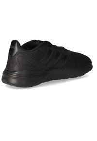 Czarne buty sportowe z siateczkową cholewką, trzema syntetycznymi paskami, amortyzowaną podeszwą oraz teksturowanymi akcentami na pięcie i bokach.