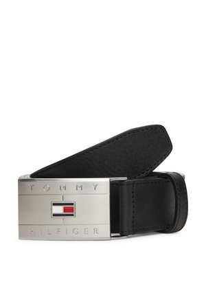 Zwarte leren riem met een zilveren rechthoekige gesp waarop "TOMMY HILFIGER" is gegraveerd en met een rood-wit-blauw vlaglogo in het midden.