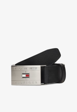 Zwarte leren riem met een zilveren rechthoekige gesp waarop "TOMMY HILFIGER" is gegraveerd en met een rood-wit-blauw vlaglogo in het midden.