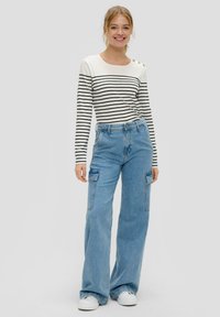 s.Oliver SURI RISE WIDE -TASCHEN - Flared Jeans - blau