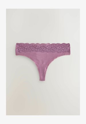 Tanga viola con una cintura in pizzo. Il tessuto è liscio e il design presenta un dettaglio in pizzo a forma di onda sul bordo superiore.