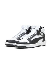 Baskets montantes noir et blanc en cuir et matériaux synthétiques, avec un embout perforé, des lacets blancs et un logo Puma bien en vue.