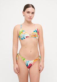Spalvingas bikinis su gėlių raštu, su apvalia metaline detalė centre, reguliuojamais petnešomis ir bikini apatinėmis, kurios surišamos šonuose.