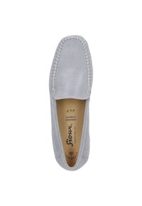 Grijze mocassin schoen met een textuurstof afwerking, gestikte details langs de rand en een platte, afgeronde teenontwerp. Zachte binnenzool zichtbaar van binnen.