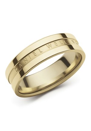 Guld ring med poleret og børstet overflade. Har indgraveret "DANIEL WELLINGTON" på den ene side, glatte kanter og rund form.