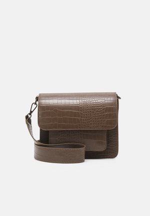 CAYMAN POCKET MATTE CROCO - Across body bag - 192 clay brown