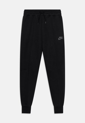 Czarne spodnie dresowe Nike z elastycznym pasem, sznurkiem, zwężanymi nogawkami, prążkowanymi ściągaczami i subtelnym logo na lewej udzie.