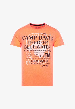 Korte mouwen oranje T-shirt van katoen, met gemengde typografieprints in donkere en lichte kleuren. Ronde halslijn, ontspannen pasvorm.