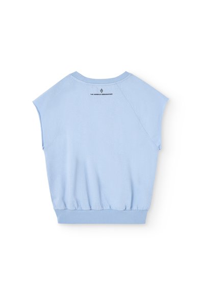 Sudadera corta de color azul claro con mangas cortas, cuello redondo y ribete en el dobladillo. Presenta un pequeño logo impreso cerca de la parte posterior.