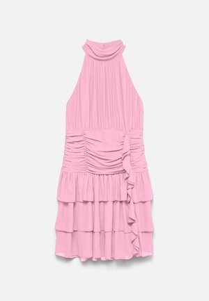 Vestido sin mangas rosa con cuello halter alto, cintura fruncida y falda de volantes en capas con detalle de volante asimétrico en un lado.