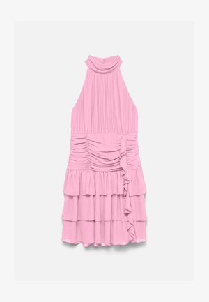 Pinkki hihaton halter-mekko, jossa korkea pääntie, poimutettu vyötärö ja kerroksellinen liehukehelma, jossa epäsymmetrinen liehuke-detail yhdellä sivulla.