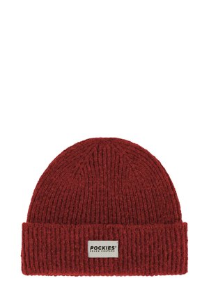 Rote gestrickte Mütze mit Rippenstruktur und umgeschlagenem Saum. Sie verfügt über ein rechteckiges Markenlabel mit schwarzem Text auf weißem Hintergrund.