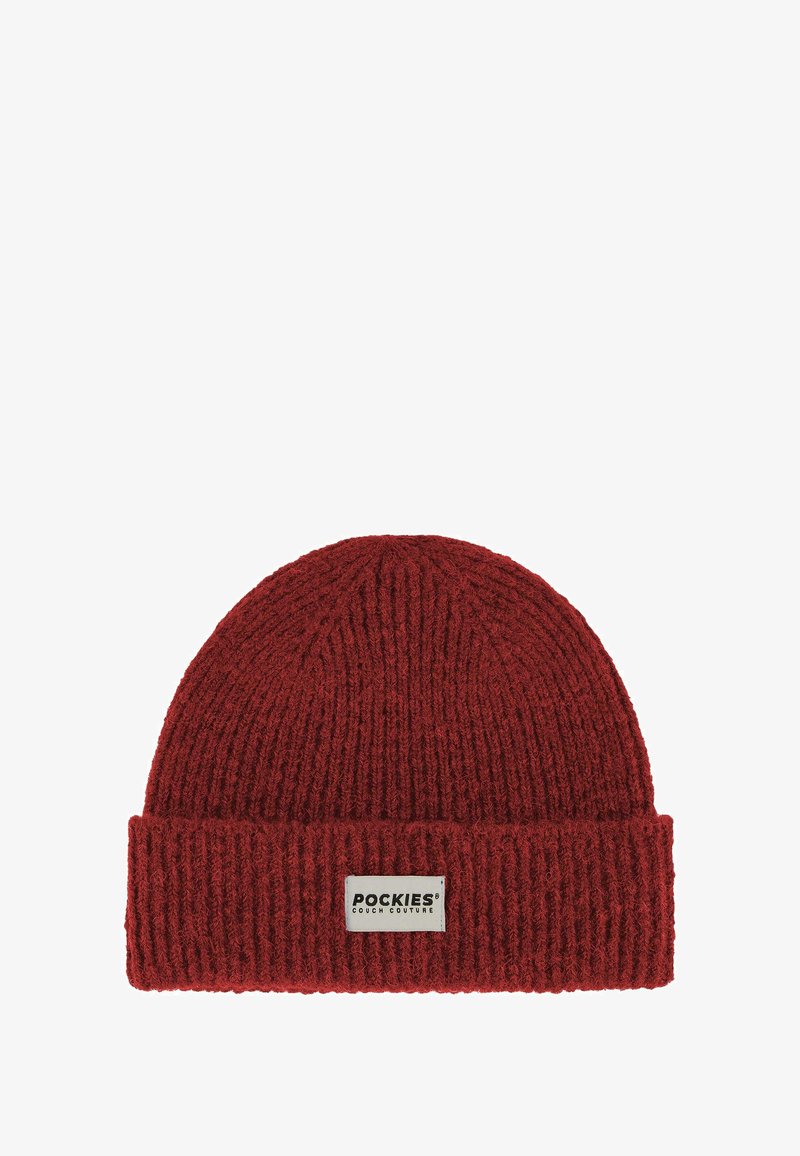 Berretto lavorato a maglia rosso con texture a coste e risvolto. Presenta un'etichetta rettangolare con testo nero su sfondo bianco.