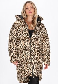 Leopardenmuster-Puffermantel mit Reißverschluss, großer Kapuze und seitlichen Taschen. Das Material hat eine glatte Textur mit dunklen Braun- und Schwarztönen.