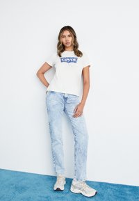 Levi's® THE PERFECT TEE - Printtipaita - egret
