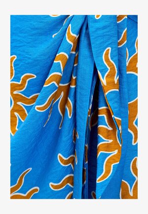 Tissu bleu avec un motif tourbillonnant marron et blanc. La texture paraît douce, avec des plis visibles et une chute légère.