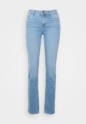 Jeans en denim bleu clair avec une coupe droite, un design à cinq poches et une fermeture à bouton à l'avant. Tissu de poids moyen avec une texture lisse.