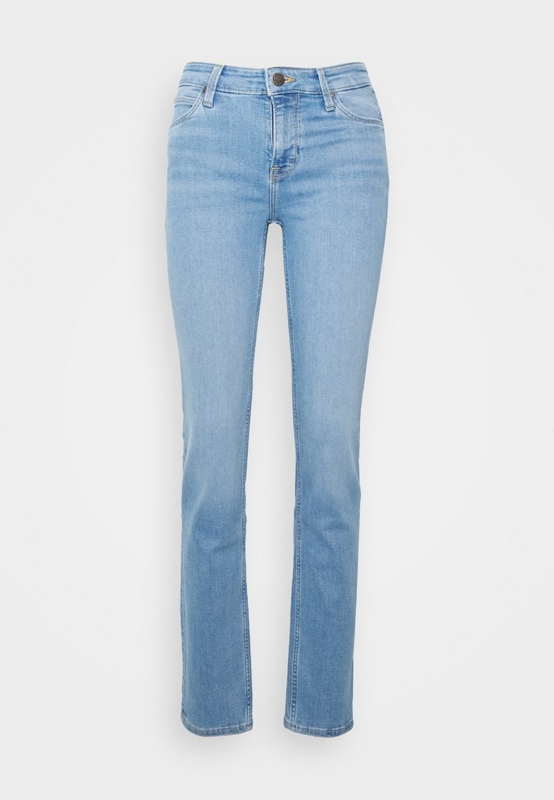 Jeans en denim bleu clair avec une coupe droite, un design à cinq poches et une fermeture à bouton à l'avant. Tissu de poids moyen avec une texture lisse.