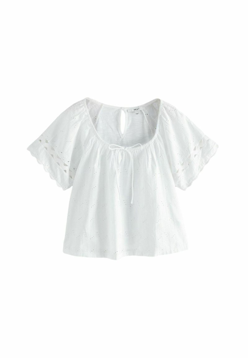 Witte katoenen blouse met korte fladdermouwen, ronde halslijn, sleutelgat-rug en taille met koord. Biedt accenten van oogjes borduurwerk.
