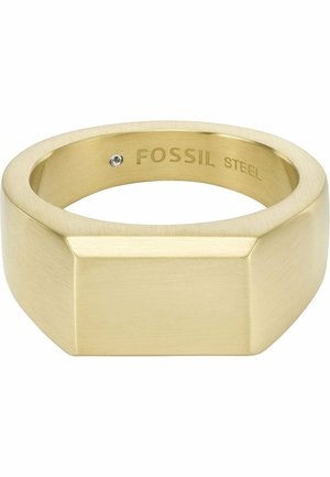 Bague en acier inoxydable ton or avec un dessus rectangulaire plat et le nom de la marque gravé "FOSSIL STEEL" à l'intérieur de l'anneau.