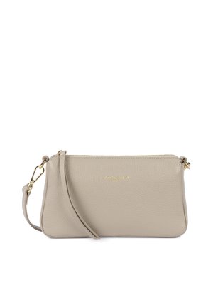 Pochette bracelet en cuir beige avec fermeture éclair dorée, sangle amovible, et nom de la marque subtilement embossé en or au centre à l'avant.