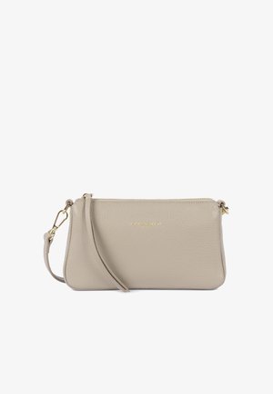 Pochette bracelet en cuir beige avec fermeture éclair dorée, sangle amovible, et nom de la marque subtilement embossé en or au centre à l'avant.