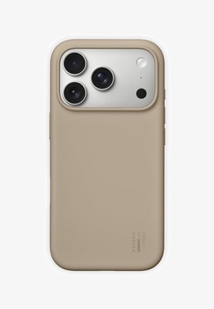 Beige-mallinen matta puhelimen suojakuori, jossa on aukot kolmelle kameran linssille ja kompakti muotoilu. Brändäys näkyvissä sivulla.