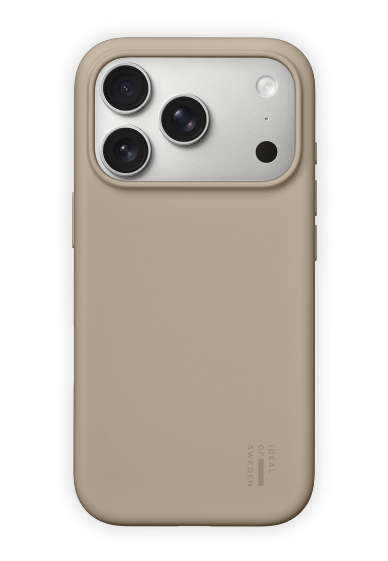 Beige smartphone-etui med mat finish, der har udskæringer til tre kameralinser og et kompakt design. Branding synlig på siden.