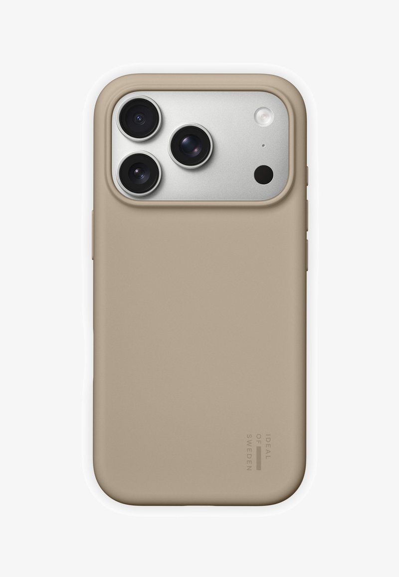 Beige smartphone-etui med mat finish, der har udskæringer til tre kameralinser og et kompakt design. Branding synlig på siden.