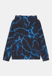 Sudadera negra con un patrón de relámpagos azul eléctrico, hecha de tejido suave, con capucha ajustable y mangas largas.