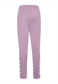 Lyse lilla træningsbukser med en glat tekstur, der har hvide diagonale striber på de nedre sider og en blød linning.