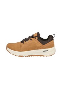 Deportivo de ante marrón con acentos de malla negra, entresuela blanca y suela de goma texturizada. Presenta un diseño con cordones y un bucle en la parte posterior.