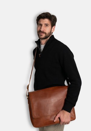 HOLZRICHTER Berlin MESSENGER - Umhängetasche - cognac