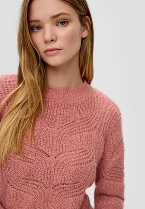 Różowy sweter z dzianiny o teksturowanym wzorze fal, z okrągłym dekoltem i długimi rękawami, wykonany z miękkiej, grubej włóczki.