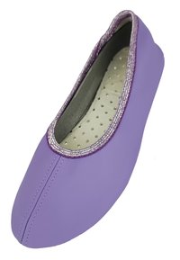 Lila Leder-Ballerina mit einer glatten Oberfläche und einem metallic-silbernen Rand um die Öffnung, ausgestattet mit einem perforierten Innenfutter.