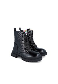 Botas de tobillo de cuero negro con un patrón en zigzag, cordones negros y detalles coloridos en la parte superior. Suela texturizada para mayor tracción.