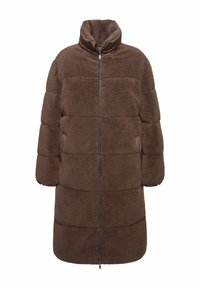 Cappotto puffer oversize marrone realizzato in tessuto morbido e testurizzato. Presenta un colletto alto e una chiusura con zip, con cuciture verticali e tasche laterali.