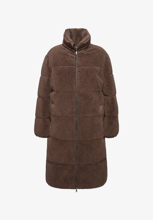 Abrigo acolchado marrón de gran tamaño hecho de una tela suave y texturizada. Presenta un cuello alto y cierre de cremallera en la parte delantera, con costuras verticales y bolsillos laterales.