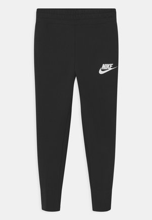 Sorte sweatpants med tilspidset pasform, elastik i taljen og hvid Nike-logo på venstre lår, vist mod en ensfarvet baggrund.