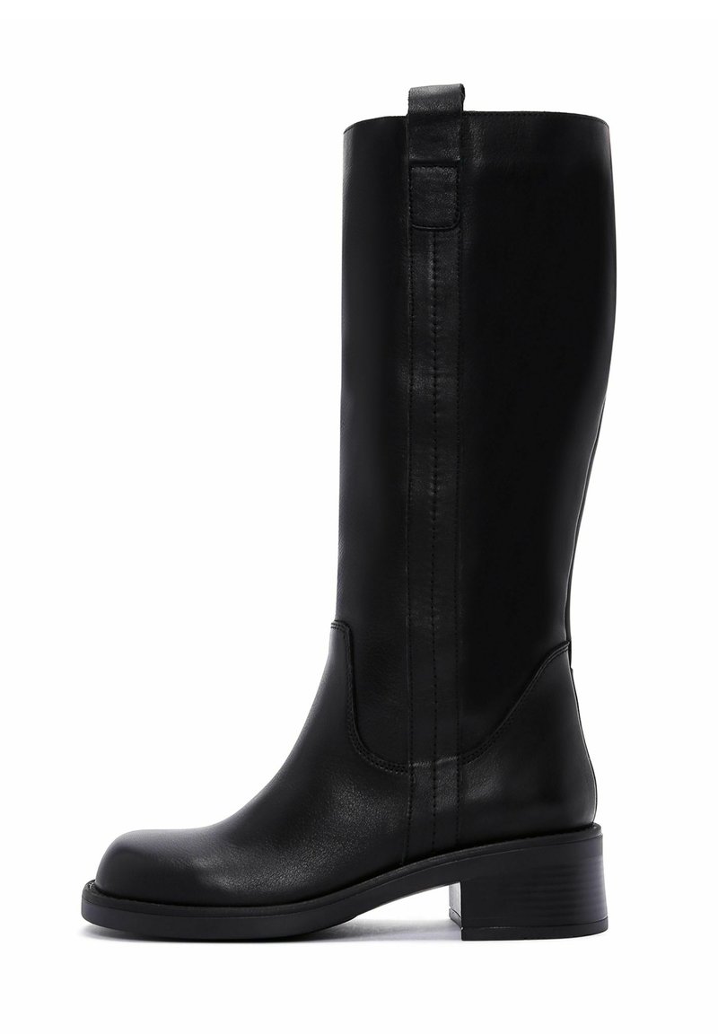 Bottes noires en cuir jusqu'au genou avec un bout rond, un minimum de coutures et un talon carré pour plus de stabilité. Présente une tirette pour un enfilage facile.