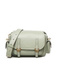 Groene lederen crossbodytas met een gestructureerd ontwerp, gouden hardware-accenten, dubbele gespen aan de voorkant en een verstelbare schouderriem.