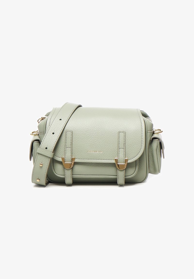 Groene lederen crossbodytas met een gestructureerd ontwerp, gouden hardware-accenten, dubbele gespen aan de voorkant en een verstelbare schouderriem.