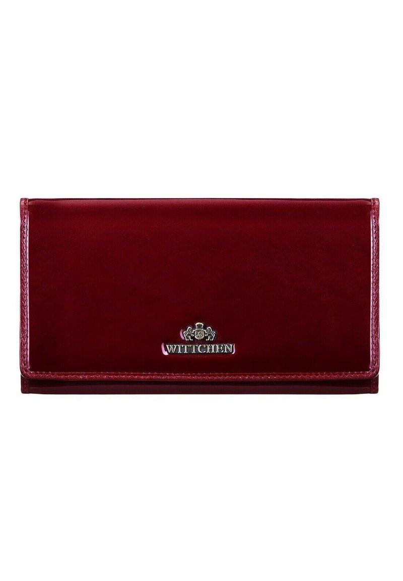 Rood leren portemonnee met een glanzende afwerking. Voorzien van een zilveren logo plaat en gestikte randen, rechthoekige vorm met een vouwontwerp.