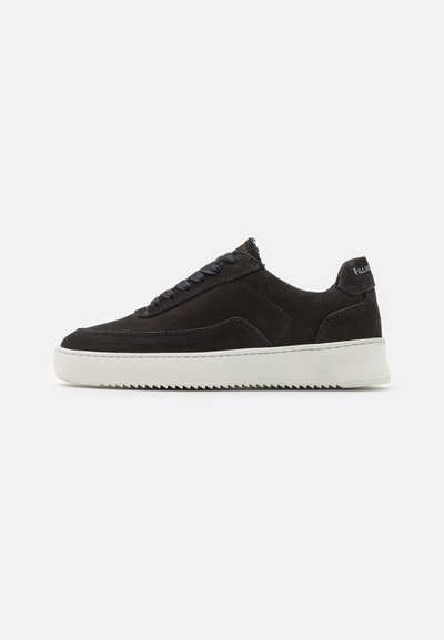 Schwarze Wildledersneaker mit strukturiertem Finish, ausgestattet mit flachen Schnürsenkeln und einer kontrastierenden weißen Gummisohle mit Zickzackmuster.