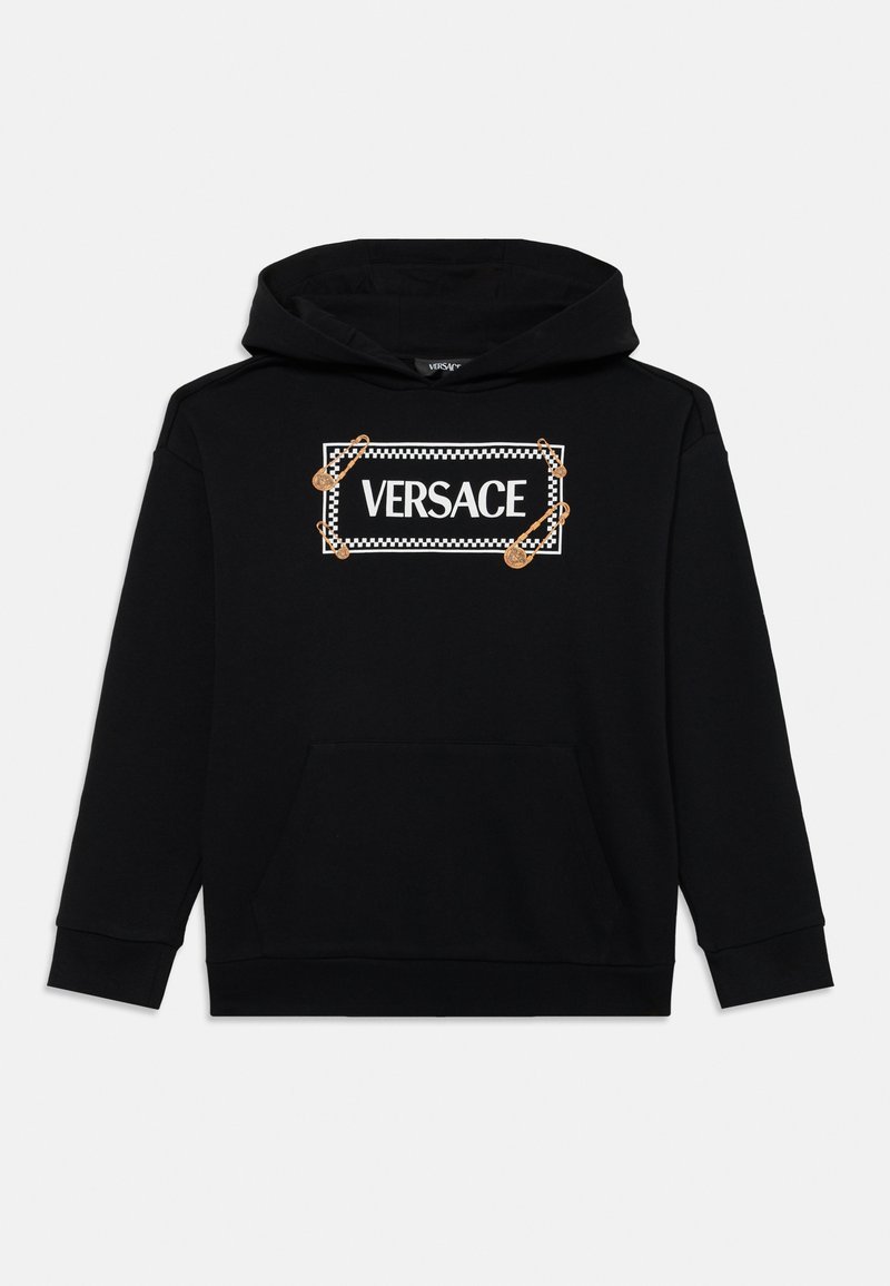 Sweatshirt preto com capuz, apresentando um logo central branco "VERSACE" contornado por um padrão quadriculado e adornado com alfinetes de segurança dourados.