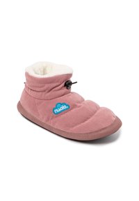 Zapatilla de terciopelo rosa con un suave forro de felpa blanca, suela de goma marrón flexible y cierre ajustable con toggle. Presenta un logo azul.