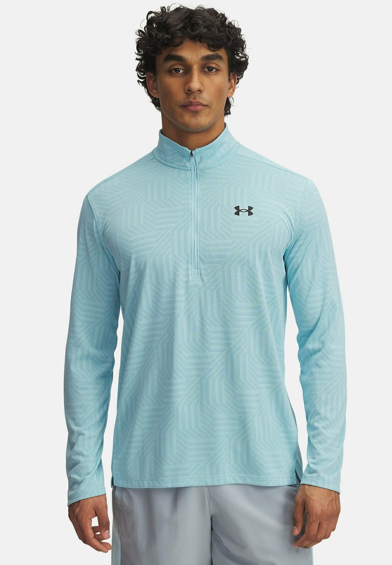 Hellblaues langärmliges Zip-Up-Shirt mit geometrischem Muster, Stehkragen und kleinem schwarzen Logo auf der Brust.