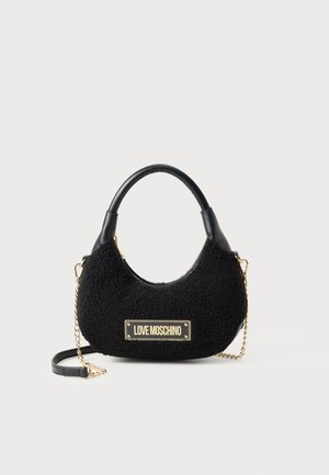 Czarna, teksturowana torebka w kształcie półksiężyca z krótkim uchwytem, złotym łańcuszkiem i złotą plakietką z logo "LOVE MOSCHINO" na przedniej stronie.